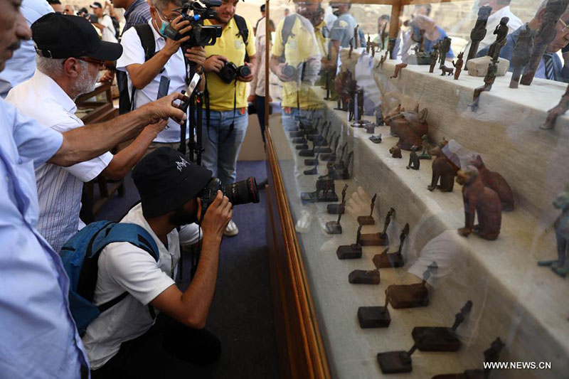 تقرير إخباري: مصر تعلن الكشف عن أول وأكبر خبيئة تماثيل برونزية بمنطقة سقارة تضم 150 تمثالا و250 تابوتا خشبيا