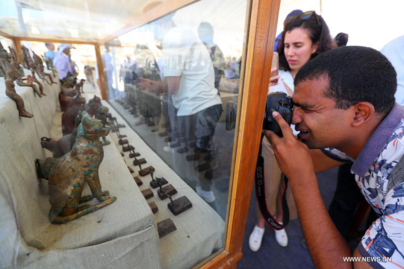تقرير إخباري: مصر تعلن الكشف عن أول وأكبر خبيئة تماثيل برونزية بمنطقة سقارة تضم 150 تمثالا و250 تابوتا خشبيا