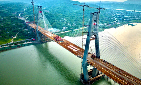 التحام أول جسر في العالم يجمع بين السكك الحديدية فائقة السرعة والطرق السريعة على نفس الطبق في سيتشوان