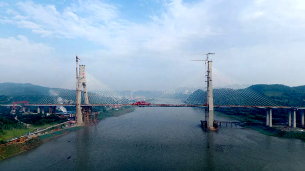 التحام أول جسر في العالم يجمع بين السكك الحديدية فائقة السرعة والطرق السريعة على نفس الطبق في سيتشوان