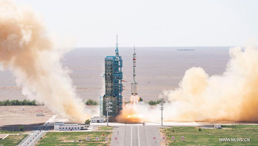 الصين تطلق مهمة مأهولة لاستكمال بناء محطتها الفضائية