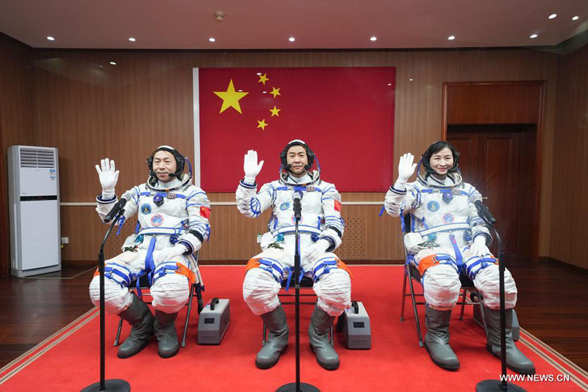 إقامة مراسم التوديع لرواد الفضاء الصينيين لمهمة المركبة الفضائية المأهولة 