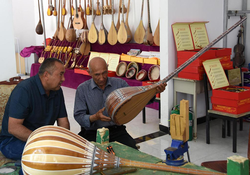 توريث مهارات صنع الآلات الموسيقية في قرية بشينجيانغ في شمال غربي الصين