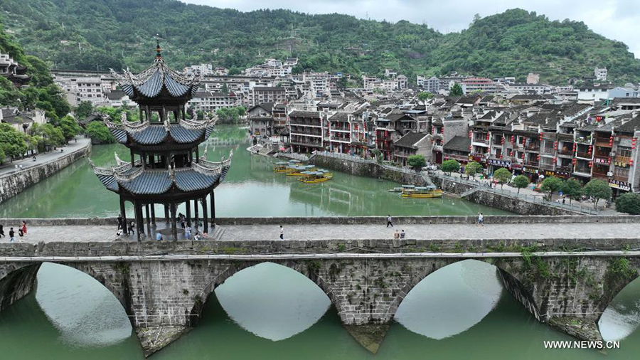 التكامل بين المناظر الثقافية والطبيعية يشكل لوحة جميلة في مدينة قديمة بجنوب غربي الصين