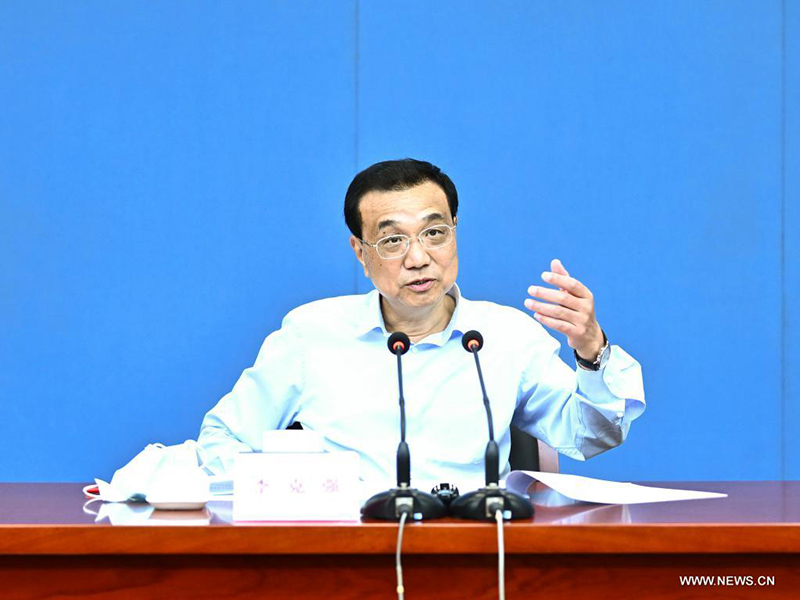 رئيس مجلس الدولة الصيني يشدد على سلاسة النقل واللوجيستيات واستقرار الاقتصاد