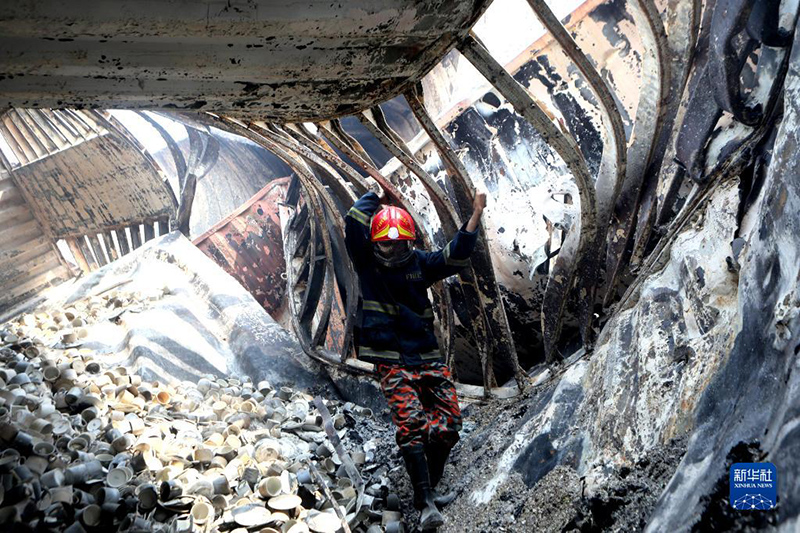 ارتفاع حصيلة ضحايا حريق مستودع حاويات في بنغلاديش إلى 43 شخصا