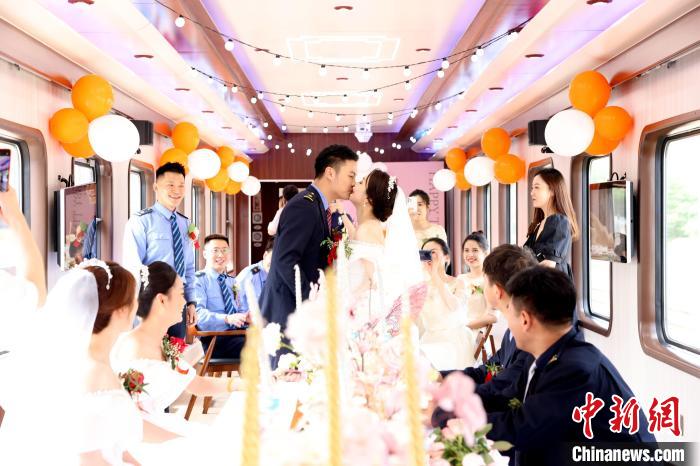 مقاطعة شنشي تطلق أول قطار مخصص لحفلات الزفاف الجماعي