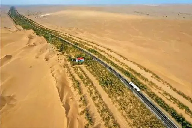 شينجيانغ: إكمال انشاء أول طريق صحراوي سريع محيّد للكربون في الصين
