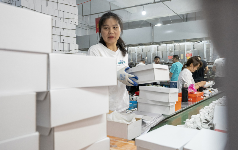 ازدهار صناعة الأحذية في بلدة شينليو بمقاطعة جيانغشي