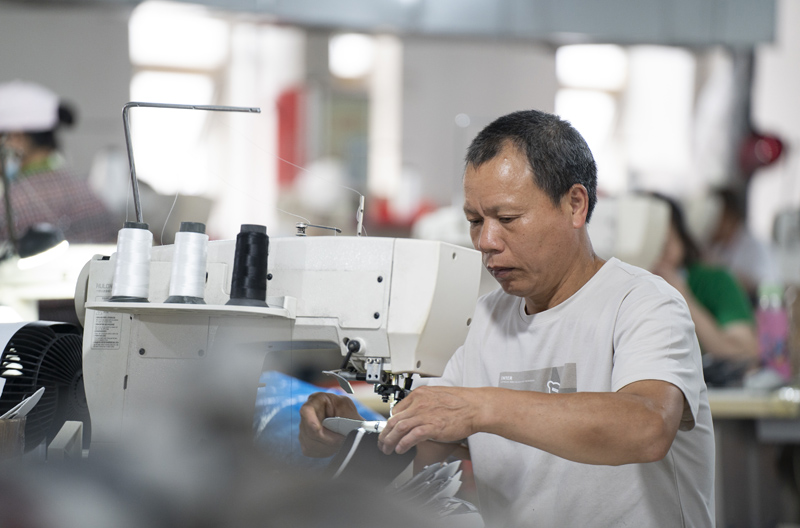 ازدهار صناعة الأحذية في بلدة شينليو بمقاطعة جيانغشي