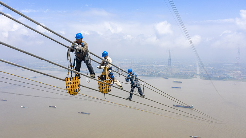 ربط أطول برجين في العالم لنقل الكهرباء عبر نهر اليانغتسي في الصين