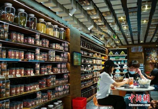 ماركات صينية شهيرة تسارع في دخول صناعة القهوة