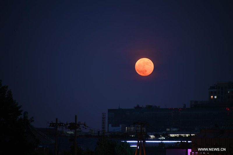 الصور: القمر العملاق يضيء سماء الصين