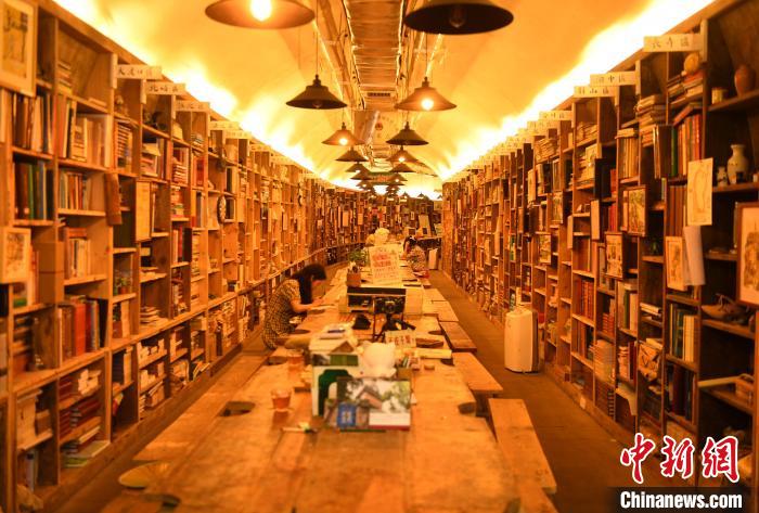 تشونغتشينغ: تحويل مأوى مضاد للغارات الجوية إلى مكتبة جميلة
