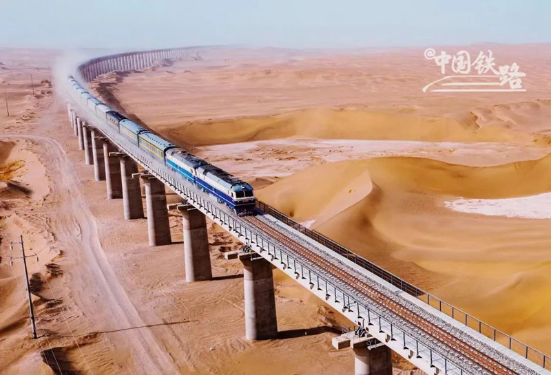 شينجيانغ، لبنة جديدة في أول سكة حديد تلف الصحراء في العالم