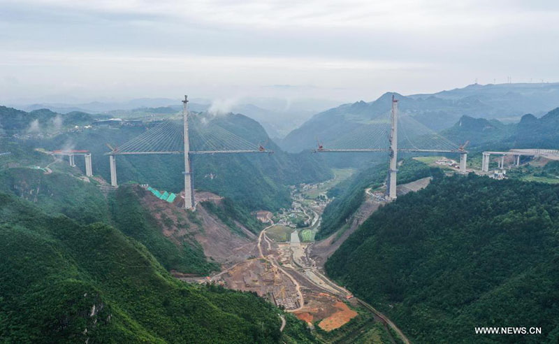 بناء جسر دوههوا الكبير في محافظة لونغلي بمقاطعة قويتشو جنوب غربي الصين