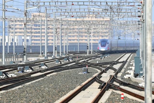 أضخم محور للسكك الحديدية في آسيا يعود للعمل مجددا