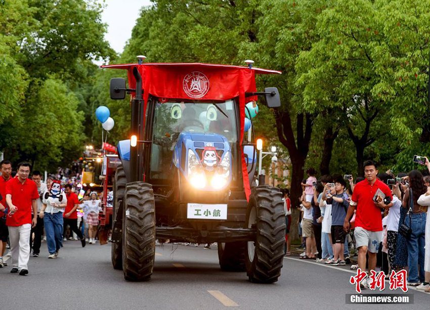 جامعة هواتشونغ الزراعية تنظم موكب عرض للآلات الزراعية بمناسبة موسم التخرج