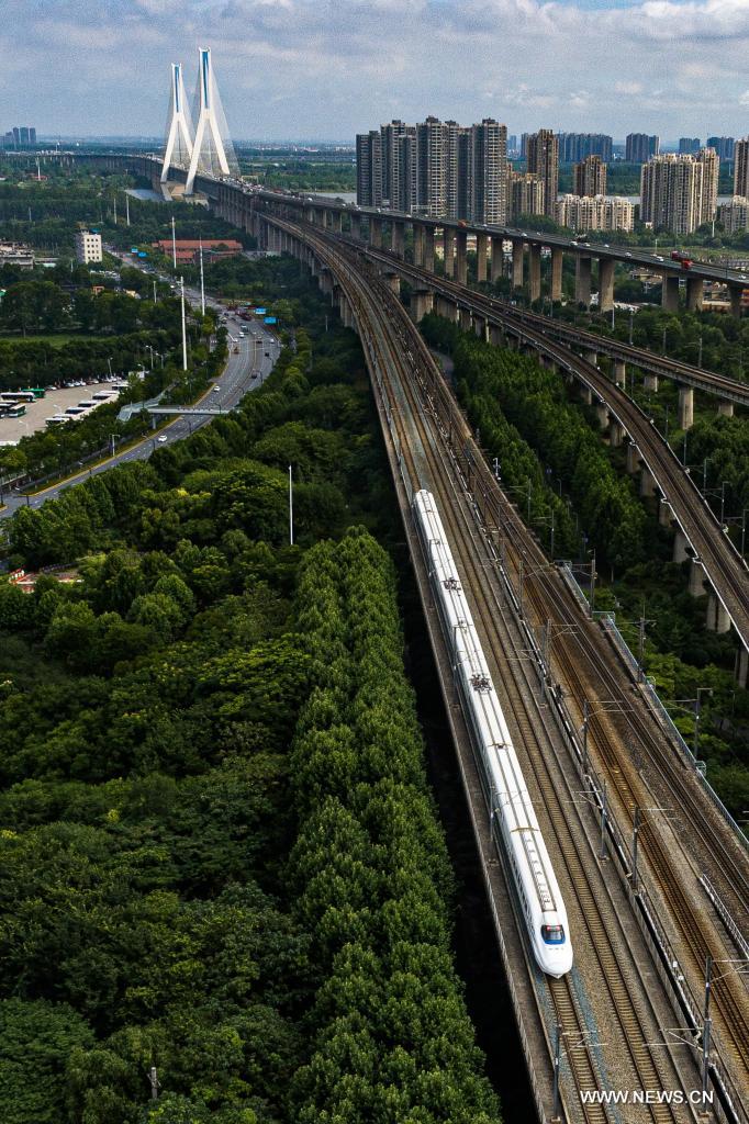 بدء تشغيل خط سكة حديد بكين-ووهان فائق السرعة بسرعة 350 كم في الساعة