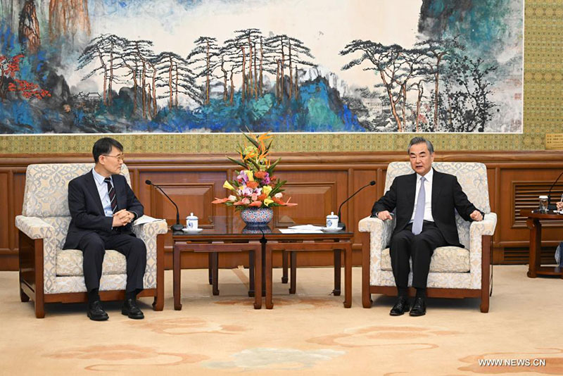 وزير الخارجية الصيني يلتقي سفير كوريا الجنوبية المنتهية ولايته