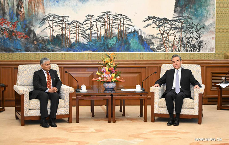 وزير الخارجية الصيني يلتقي السفير الهندي الجديد