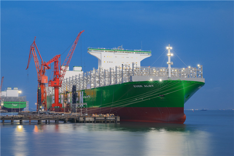 أكبر سفينة حاويات في العالم تسلم في شانغهاي