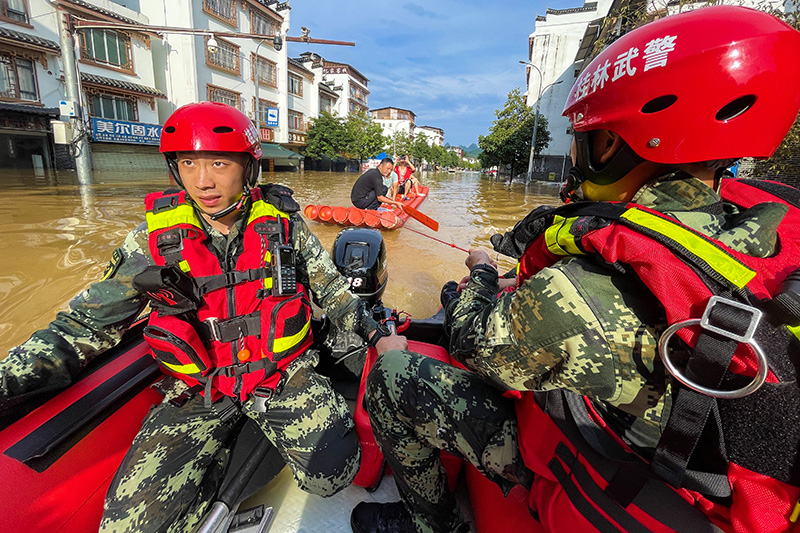 يانغشو، قوانغشي: ضباط وجنود الشرطة المسلحة ينقذون السكان المحاصرين بمياه الأمطار الغزيرة 