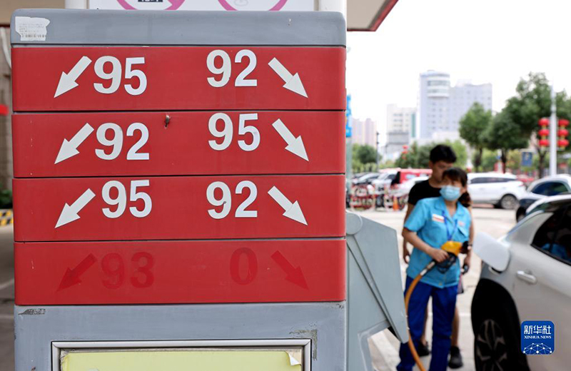 الصين تخفض أسعار التجزئة للبنزين والديزل