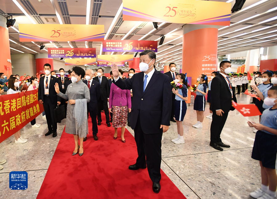 الرئيس شي يصل إلى هونغ كونغ للاحتفال بالذكرى السنوية لعودتها إلى الوطن الأم