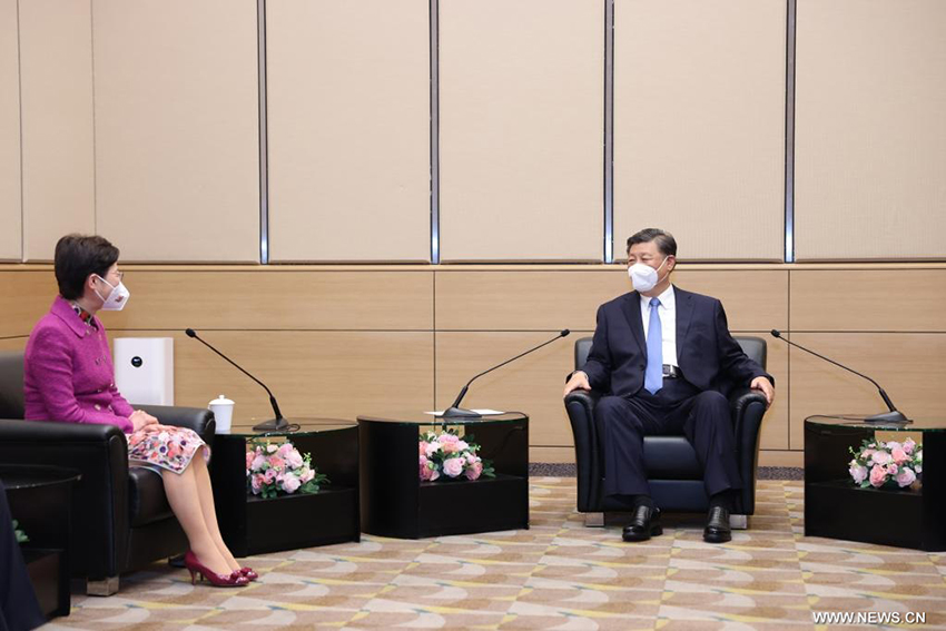 الرئيس شي يلتقي الرئيسة التنفيذية لمنطقة هونغ كونغ