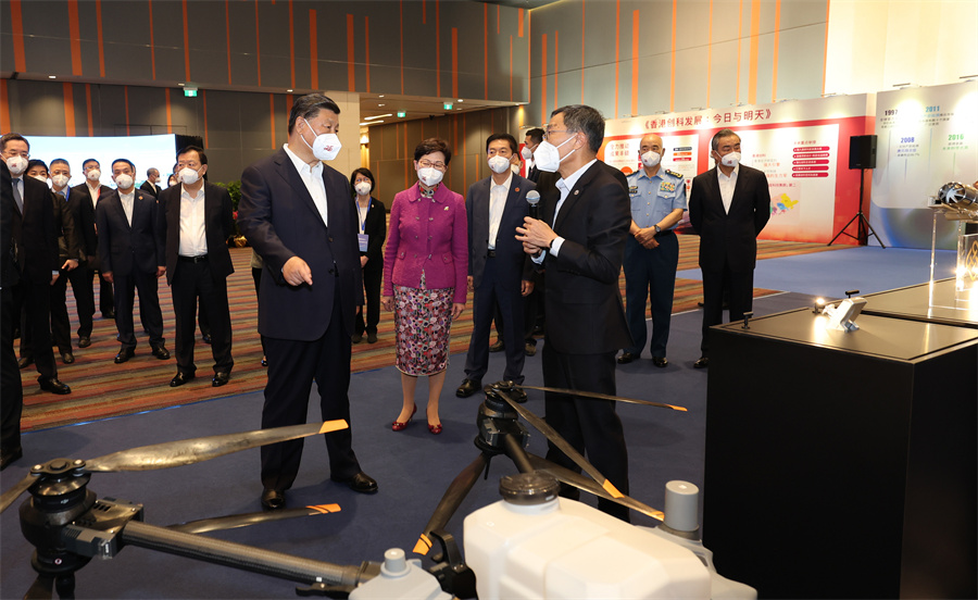 الرئيس شي يشيد بالابتكار والتطور التكنولوجي في هونغ كونغ