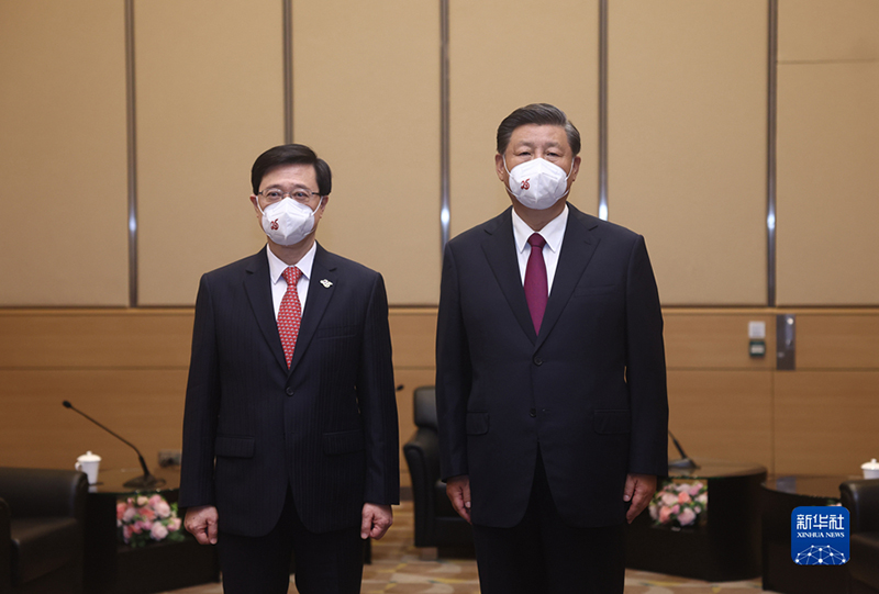 الرئيس شي يلتقي الرئيس التنفيذي لهونغ كونغ