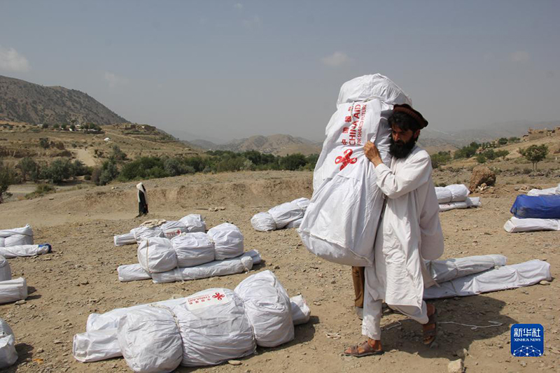 مسؤول أفغاني يشكر الصين على مساعدتها للعائلات المتضررة من الزلزال