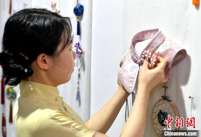 فوتشو: أزرار يدوية الصنع تنقل الثقافة الصينية