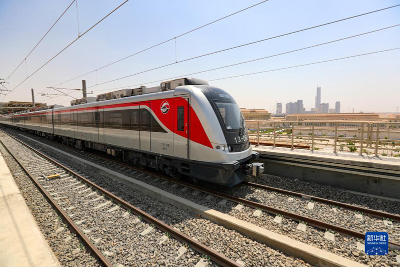 أول قطار خفيف صيني الصنع يدخل مصر