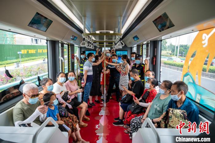 خطّا مترو بسكة حديد ذكية يبدآن الرحلات التجريبية في تشنغدو
