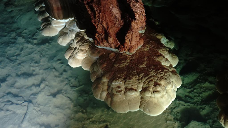 اكتشاف كهف يضم صخورا على شكل سُحب في جنوبي الصين