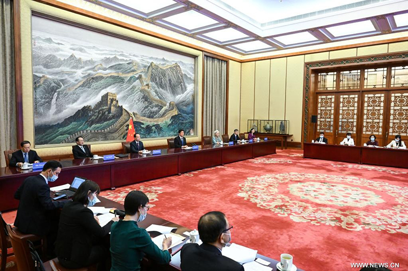 كبير المشرعين الصينيين يجري محادثات مع رئيسة مجلس شيوخ أوزبكستان