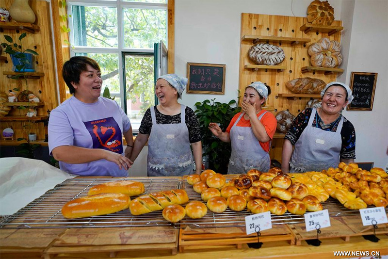 مخبز شهير في مدينة يينينغ في منطقة شينجيانغ الويغورية بشمال غربي الصين