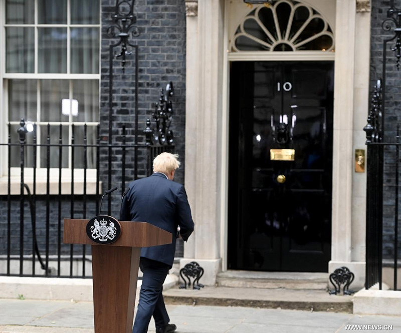 بوريس جونسون يستقيل من منصب رئيس الوزراء البريطاني
