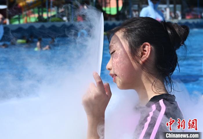 تحدي قبلة الجليد لتخفيف الحر في تشونغتشينغ