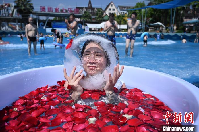تحدي قبلة الجليد لتخفيف الحر في تشونغتشينغ