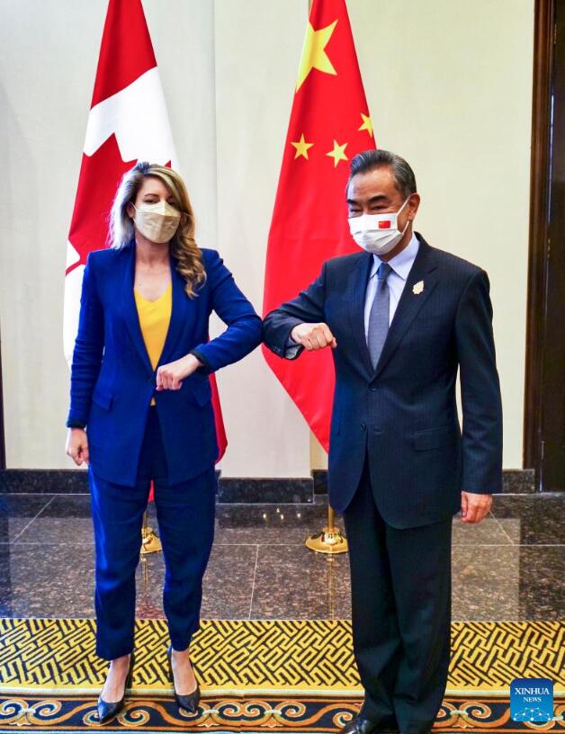وزير الخارجية الصيني ونظيرته الكندية يتعهدان بإعادة العلاقات الثنائية 