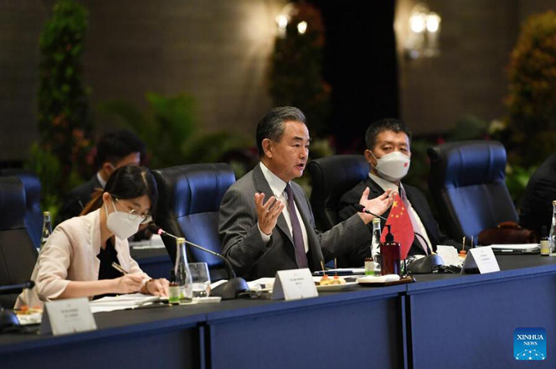 وانغ يي يشارك في رئاسة الاجتماع الثاني لآلية تعاون الحوار رفيع المستوى بين الصين وإندونيسيا في إندونيسيا