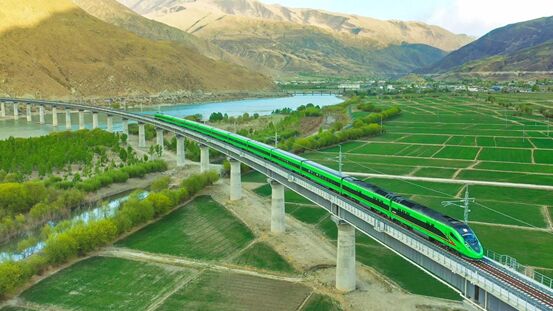 في الذكرى السنوية الأولى لافتتاح سكة حديد لاسا - لينتشي في التبت: تطور الاقتصاد ونقل أكثر من مليون مسافر