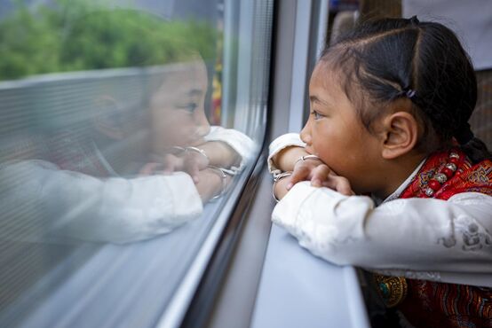 في الذكرى السنوية الأولى لافتتاح سكة حديد لاسا - لينتشي في التبت: تطور الاقتصاد ونقل أكثر من مليون مسافر