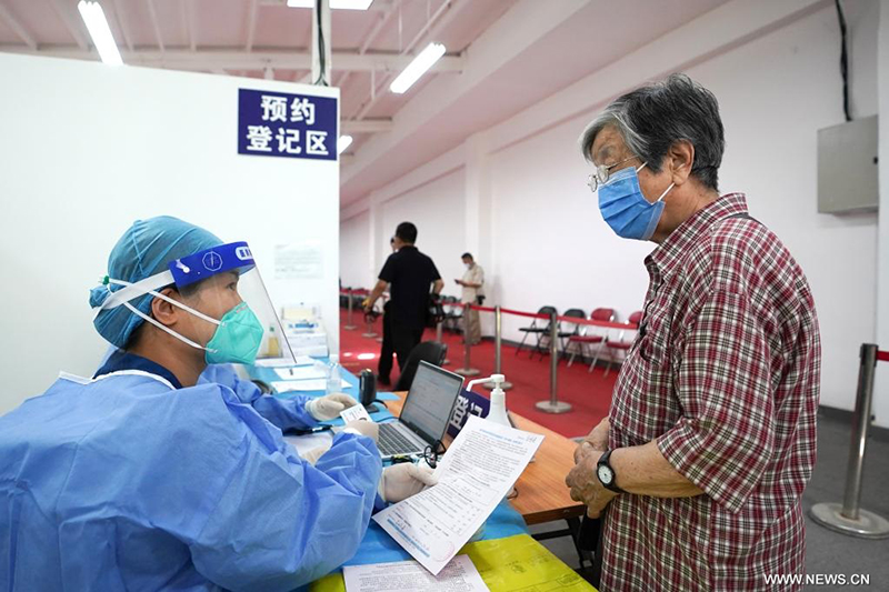 تطعيم كبار السن ضد كورونا في بكين