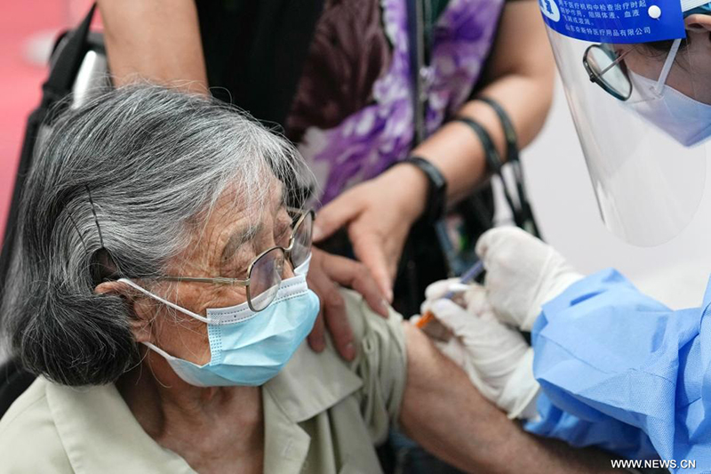 تطعيم كبار السن ضد كورونا في بكين