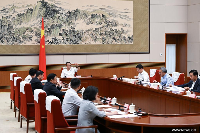 رئيس مجلس الدولة الصيني يشدد على تعزيز التعافي وإعادة الاقتصاد إلى المسار الطبيعي