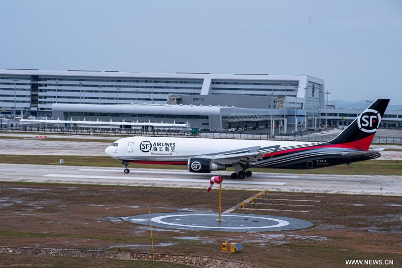 الصين تفتتح أول مطار محوري تخصصي للشحن في آسيا